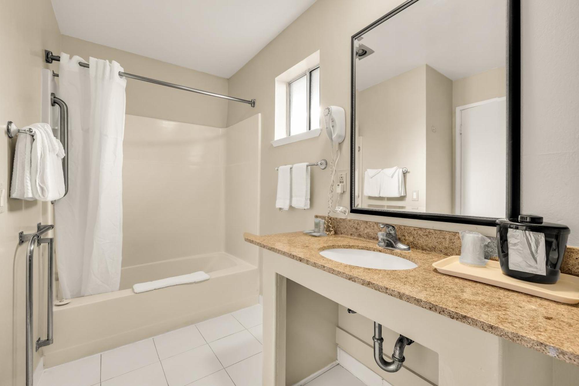 Scottish Fairway Inn Monterey Ngoại thất bức ảnh